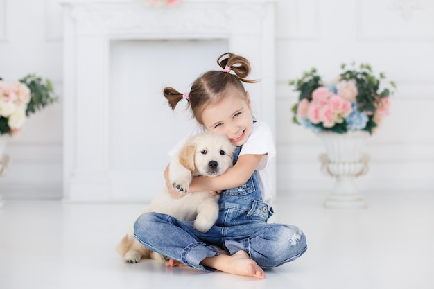 Foto gratuita lindo niño pequeño en casa con cachorro de perro