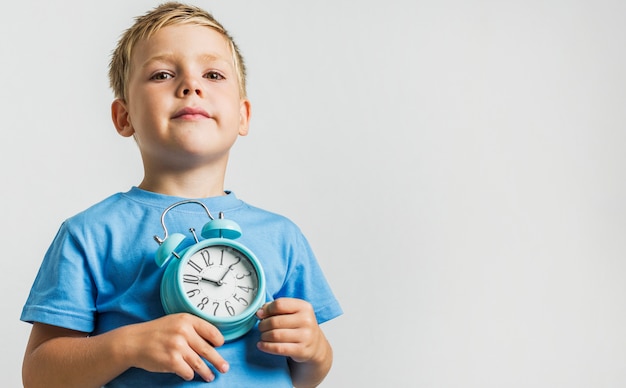 Foto gratuita lindo niño pequeño con un reloj