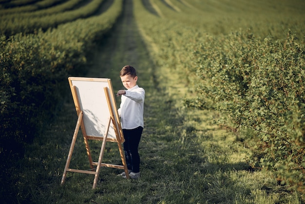 Lindo niño pintando en un parque