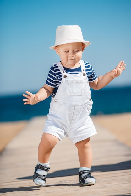 lindo niño en la playa