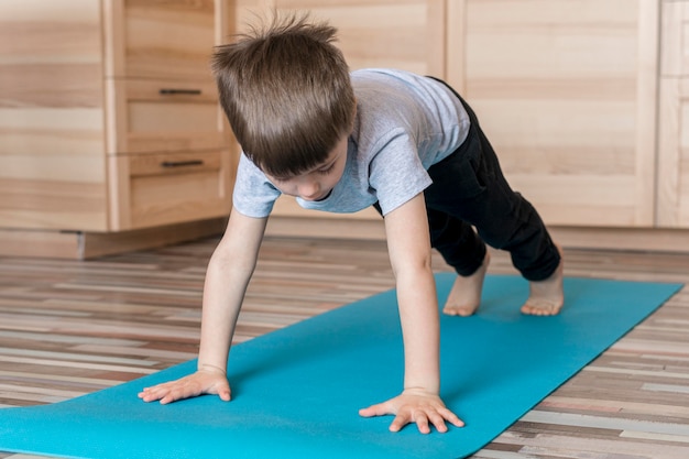 Foto gratuita lindo niño trabajando en casa