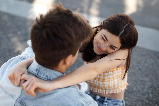 Lindo novio y novia divirtiéndose al aire libre