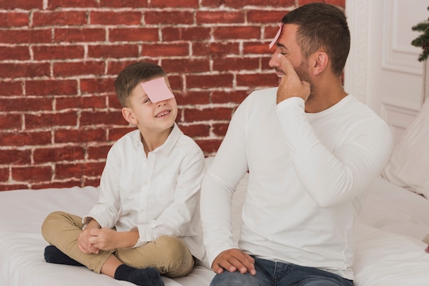 Foto gratuita lindo padre e hijo jugando juntos