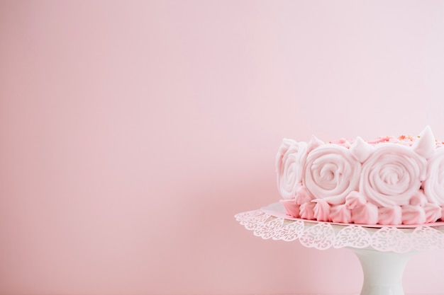 Foto gratuita lindo pastel con rosas de malvavisco