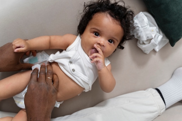 Lindo pequeño bebé en su primer año de vida