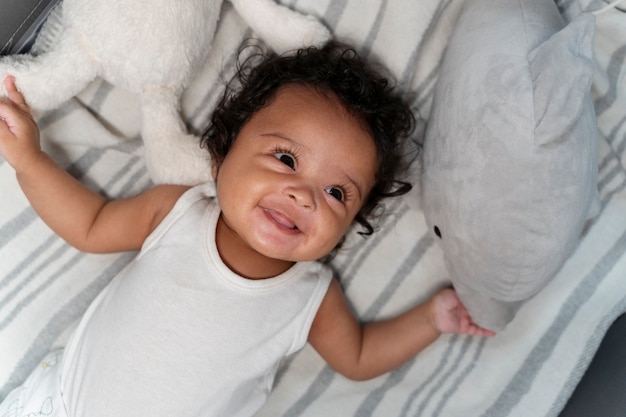 Lindo pequeño bebé en su primer año de vida