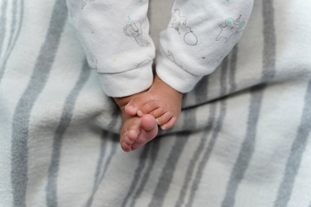 Lindo pequeño bebé en su primer año de vida