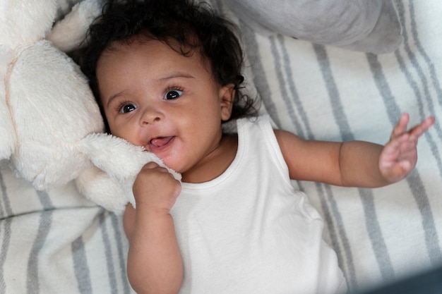 Lindo pequeño bebé en su primer año de vida