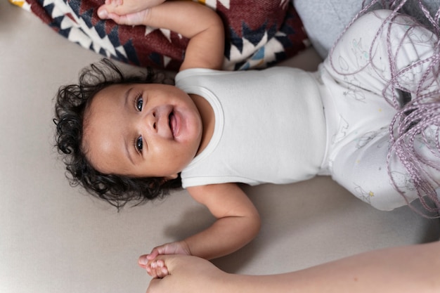 Lindo pequeño bebé en su primer año de vida