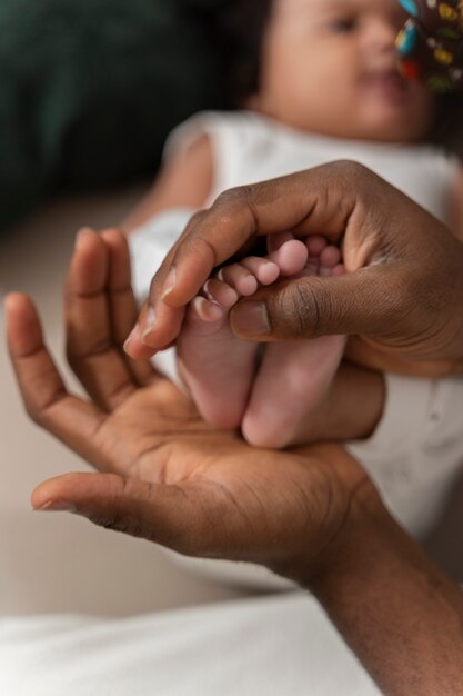 Lindo pequeño bebé en su primer año de vida