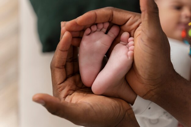 Lindo pequeño bebé en su primer año de vida