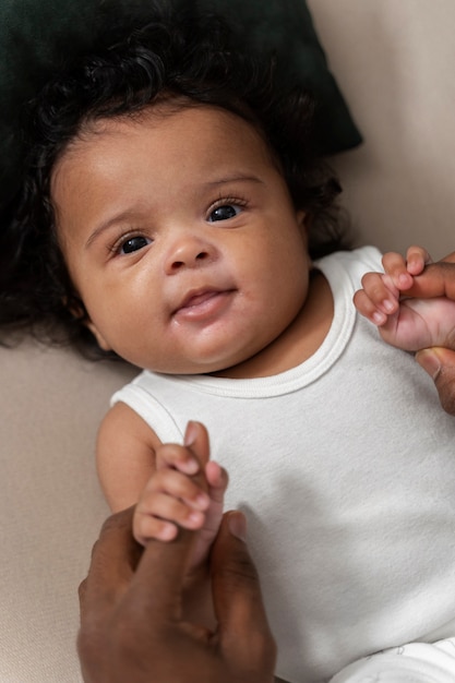 Lindo pequeño bebé en su primer año de vida