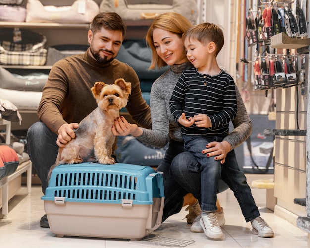 Foto gratuita lindo perrito con dueños en la tienda de mascotas