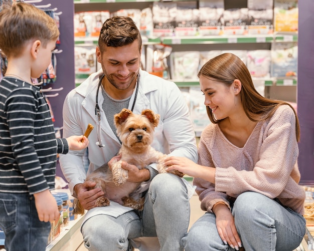 Lindo perrito en la tienda de mascotas con dueño