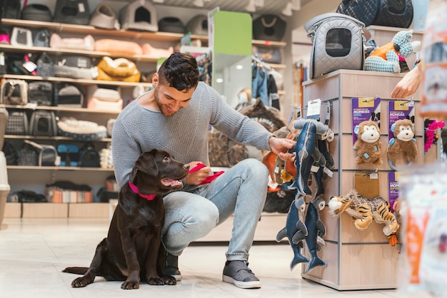 Lindo perro con dueño en la tienda de mascotas