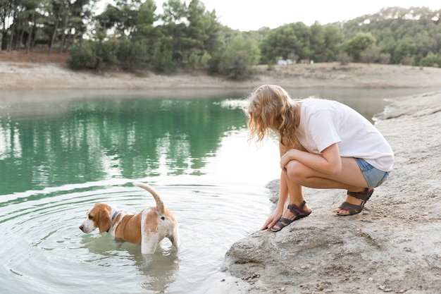 Lindo perro jugando en el agua