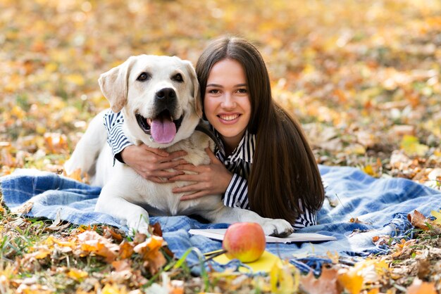 Lindo perro con mujer joven en el parque