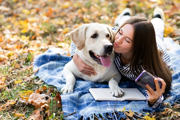 Lindo perro con mujer joven en el parque