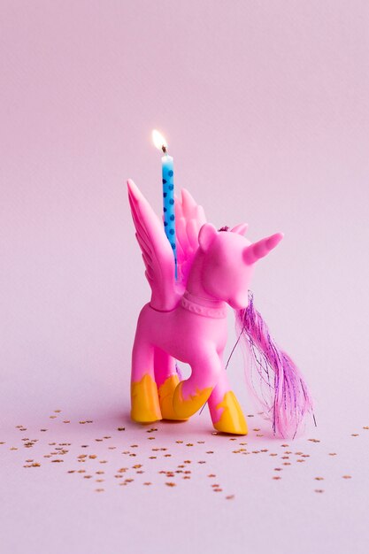 Lindo pony rosa con vela de cumpleaños