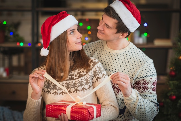 Lindo regalo de apertura de pareja de Navidad