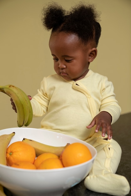 Foto gratuita lindo retrato de bebé negro en casa