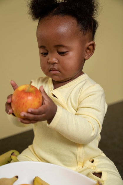 Lindo retrato de bebé negro en casa