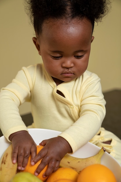 Foto gratuita lindo retrato de bebé negro en casa