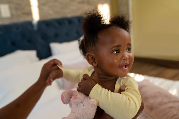 Foto gratuita lindo retrato de bebé negro en casa