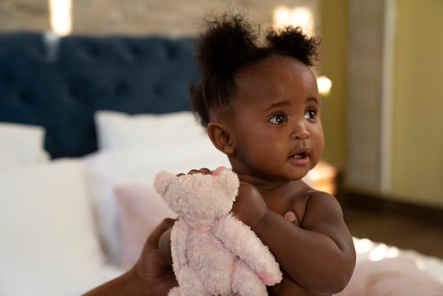 Foto gratuita lindo retrato de bebé negro en casa