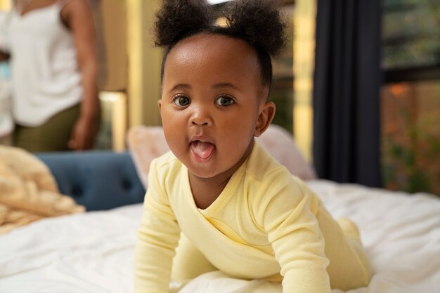 Lindo retrato de bebé negro en casa