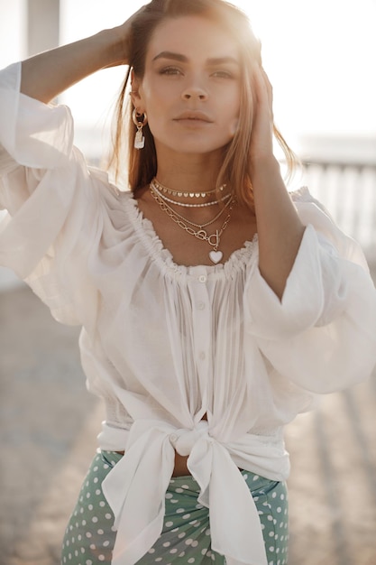 Foto gratuita lindo retrato de mujer joven al aire libre