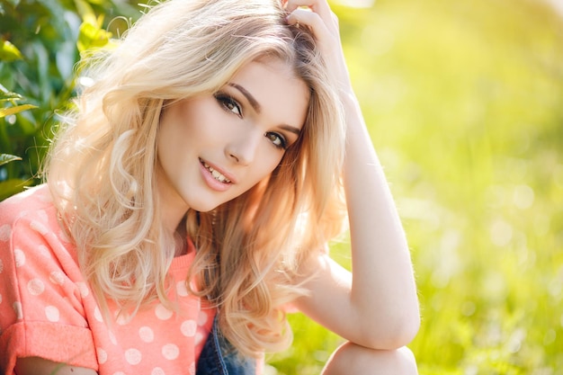 Lindo retrato de mujer joven al aire libre