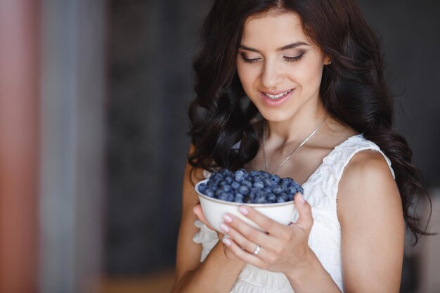 lindo retrato de mujer joven con bayas de interior