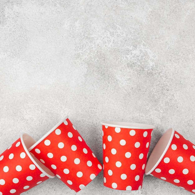 Foto gratuita lindo rojo con espacio de copia de tazas de puntos blancos