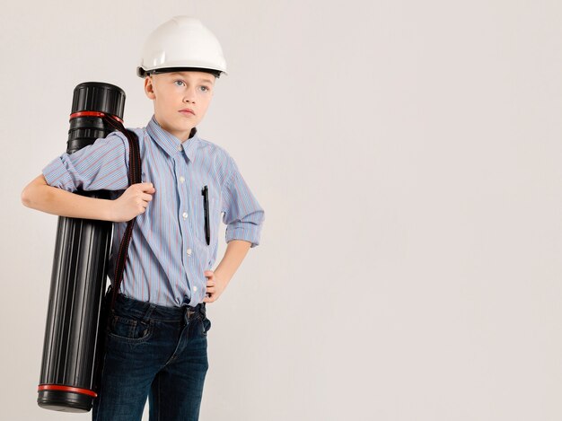 Lindo trabajador de la construcción copia espacio