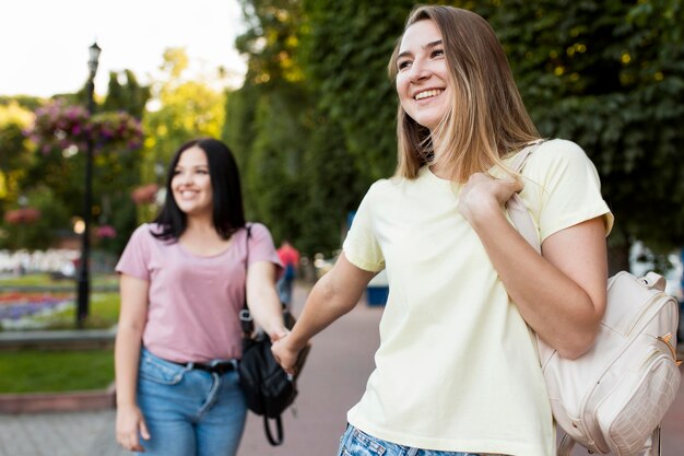 Lindos amigos tomados de la mano al aire libre