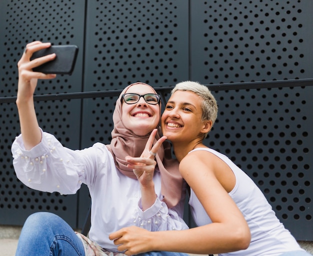 Lindos amigos tomando una selfie juntos