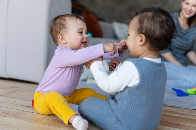 Lindos bebés jugando entre ellos y riendo