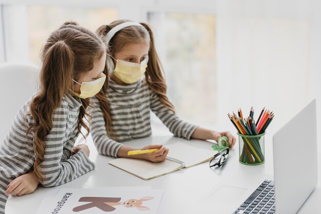 Lindos gemelos con máscaras médicas dentro