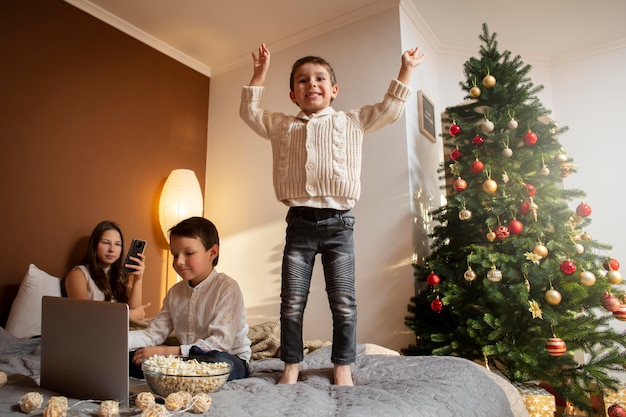 Foto gratuita lindos hermanos celebrando la navidad juntos