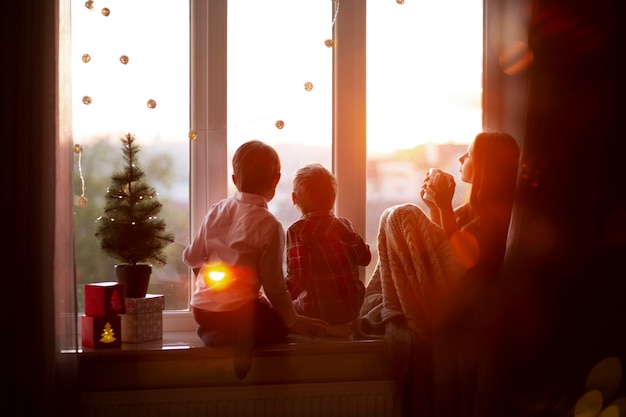 Lindos hermanos celebrando la Navidad juntos