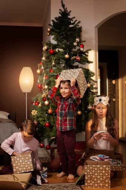 Lindos hermanos celebrando la Navidad juntos