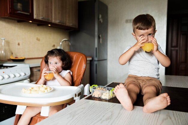 Lindos hermanos jóvenes en la cocina