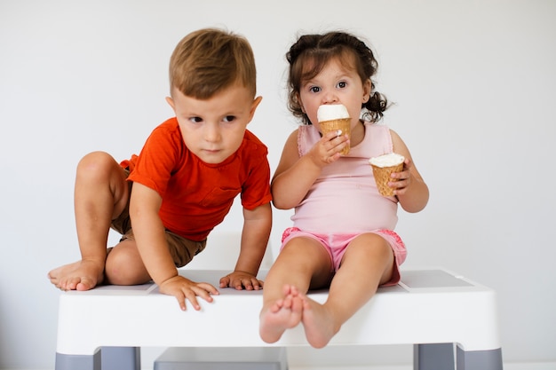 Lindos hermanos jóvenes con helado