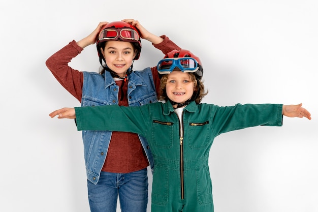 Lindos hermanos jugando con gafas voladoras