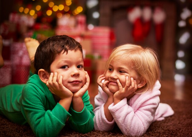 Lindos hermanos pasan juntos su tiempo de navidad