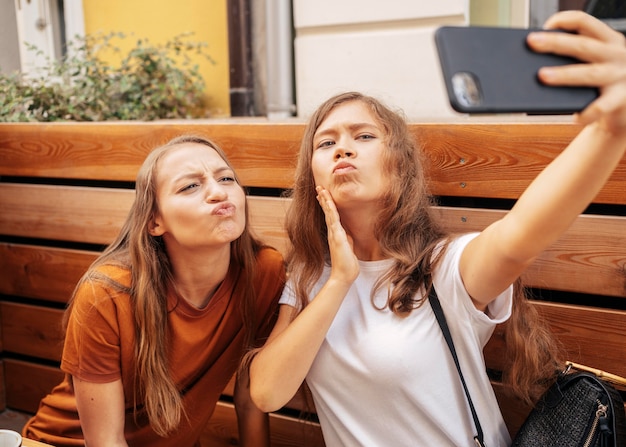 Lindos mejores amigos tomando un selfie