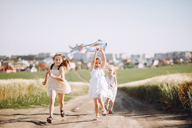 Lindos niños pasan tiempo en un campo de verano