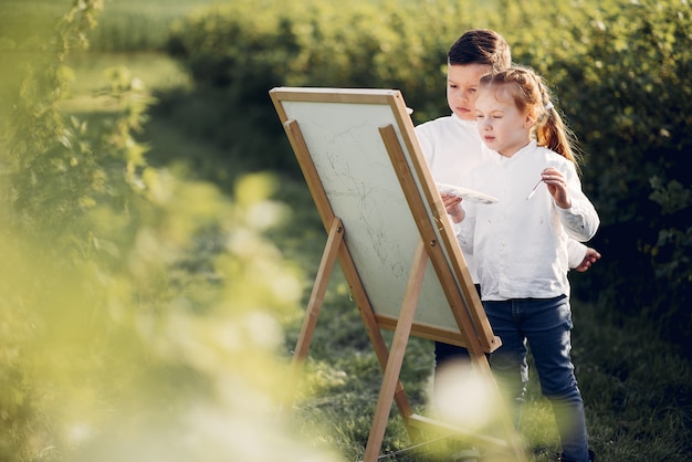 Lindos niños pintando en un parque