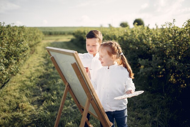 Lindos niños pintando en un parque